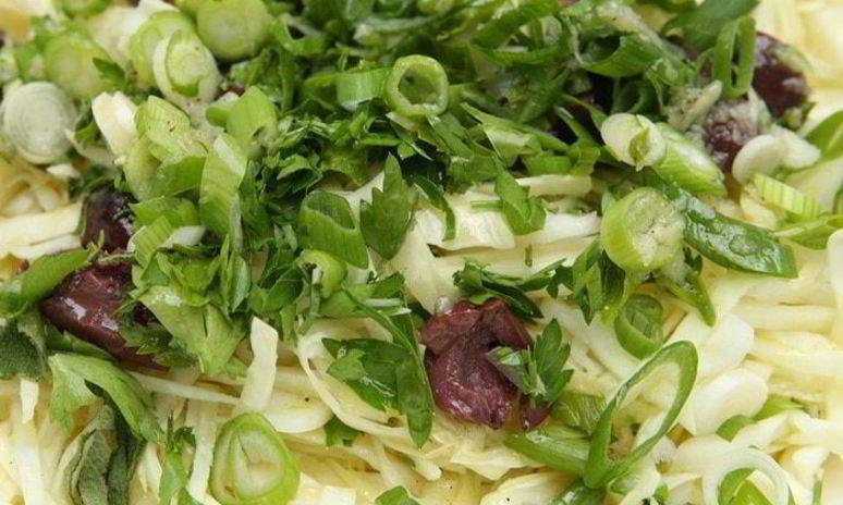 Рецепт капустного салата с оливками и чесночной заправкой