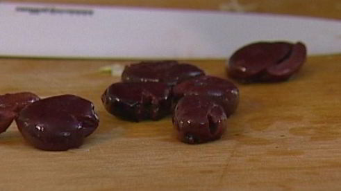 капустный салат с оливками и чесночной заправкой