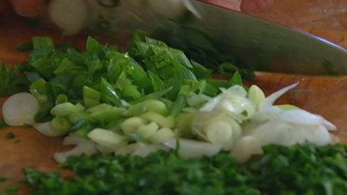 капустный салат с оливками и чесночной заправкой