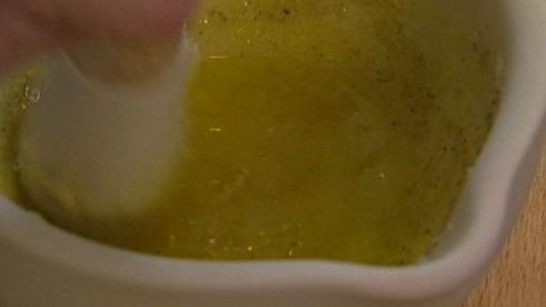 капустный салат с оливками и чесночной заправкой