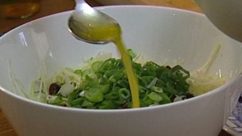 капустный салат с оливками и чесночной заправкой