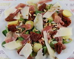 Итальянский салат с картофелем, пармской ветчиной, руколой и кедровыми орешками