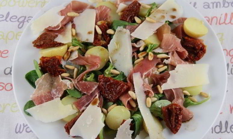 Рецепт итальянского салата с картофелем, пармской ветчиной, руколой и кедровыми орешками