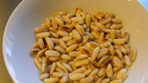 итальянский салат с картофелем, пармской ветчиной, руколой и кедровыми орешками