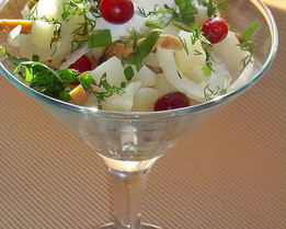 Картофельный салат с грибами и клюквой