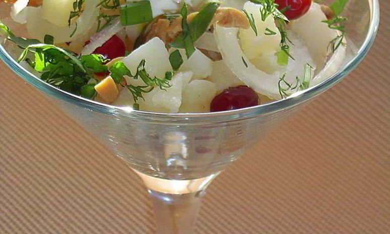 Рецепт картофельного салата с грибами и клюквой