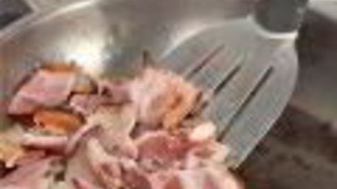 картофельный салат с красным луком и беконом