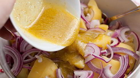картофельный салат с красным луком