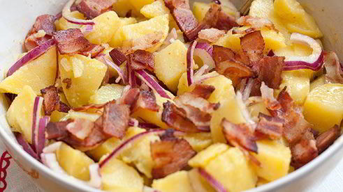 картофельный салат с красным луком