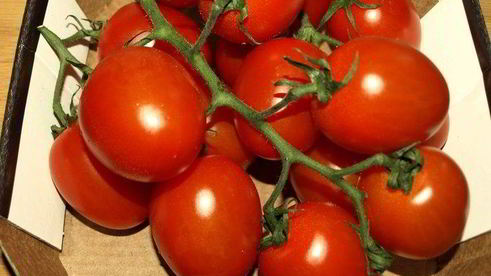 картофельный салат с помидорами и укропом