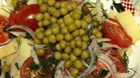 картофельный салат с помидорами и укропом