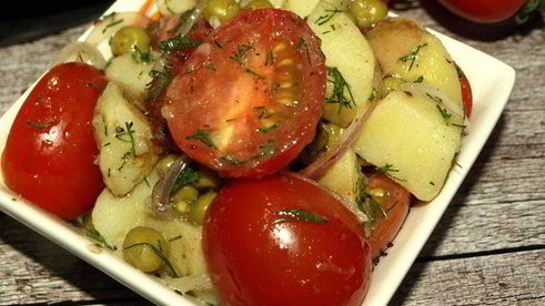 картофельный салат с помидорами и укропом