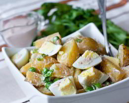 Картофельный салат с яйцами и горошком