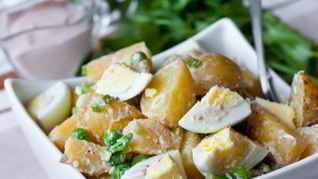 Картофельный салат с яйцами и горошком