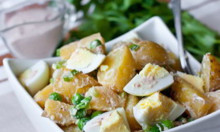 Рецепт картофельного салата с яйцами и горошком