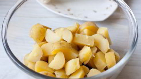 картофельный салат с яйцами и горошком