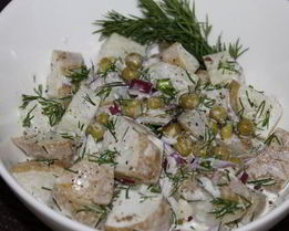 Картофельный салат с зеленым горошком