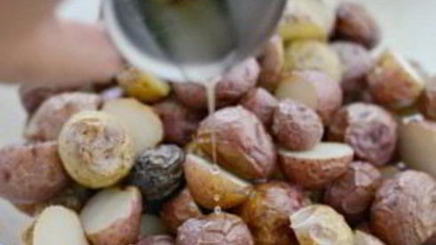 салат из картофеля и бекона