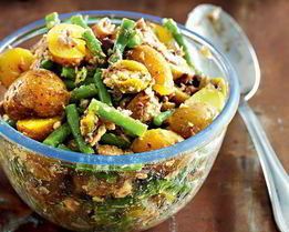 Салат из молодого картофеля с сардинами