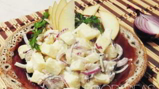 Салат с картофелем, селедкой и яблоком