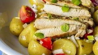 Салат с молодым картофелем и индейкой