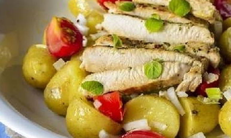 Рецепт салата с молодым картофелем и индейкой