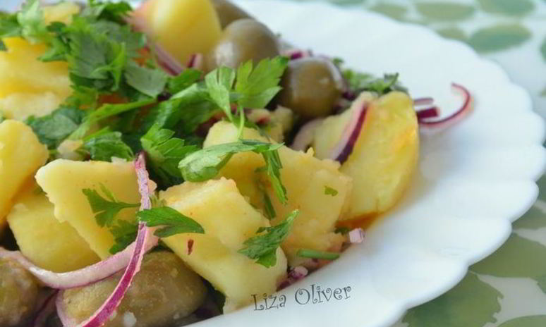 Рецепт теплого картофельного салата с красным луком и оливками