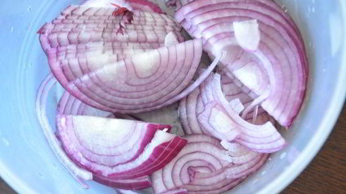 теплый картофельный салат с красным луком и оливками