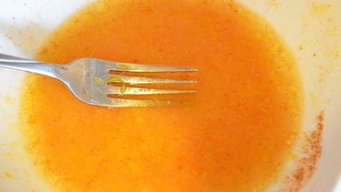 теплый картофельный салат с красным луком и оливками