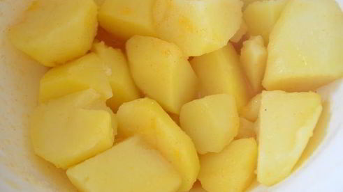 теплый картофельный салат с красным луком и оливками