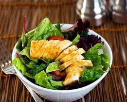 Куриный салат с молодым укропом и йогуртовой заправкой