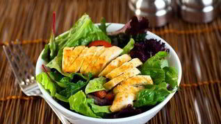 Куриный салат с молодым укропом и йогуртовой заправкой