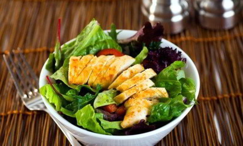 Рецепт куриного салата с молодым укропом и йогуртовой заправкой