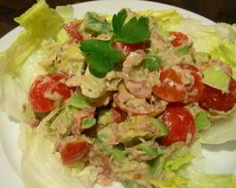 Легкий салат с тунцом, авокадо и луком-пореем