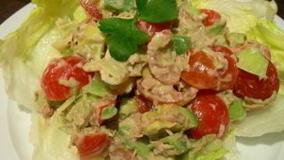 Легкий салат с тунцом, авокадо и луком-пореем