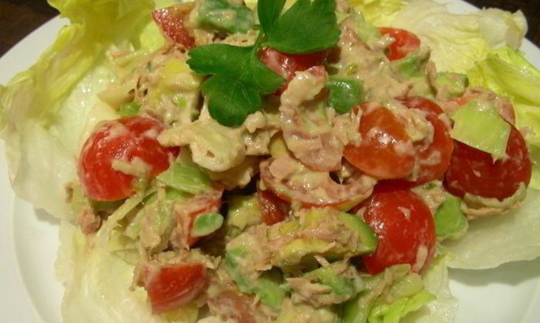 Рецепт легкого салата с тунцом, авокадо и луком-пореем