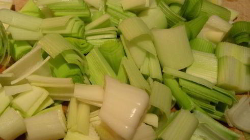 легкий салат с тунцом, авокадо и луком-пореем