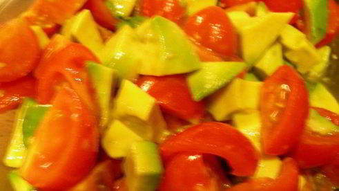 легкий салат с тунцом, авокадо и луком-пореем