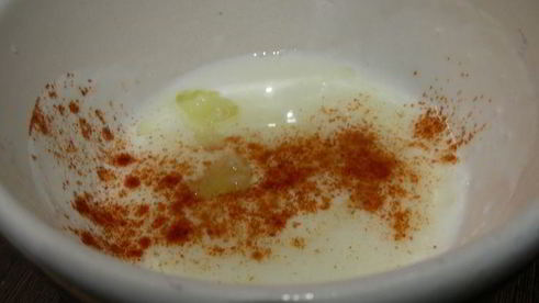 легкий салат с тунцом, авокадо и луком-пореем