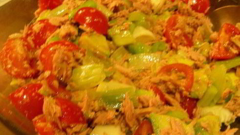 легкий салат с тунцом, авокадо и луком-пореем