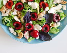 Летний салат с черешней, сыром фета и индейкой