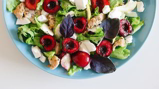 Летний салат с черешней, сыром фета и индейкой