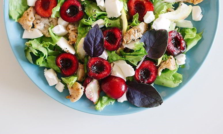 Рецепт летнего салата с черешней, сыром фета и индейкой