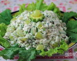 Летний салат с куриной грудкой и виноградом