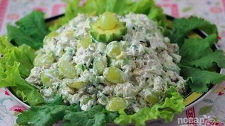 Летний салат с куриной грудкой и виноградом