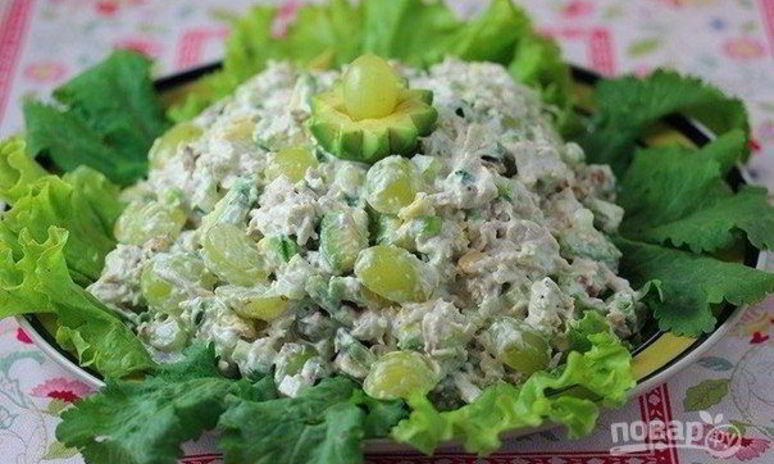 Рецепт летнего салата с куриной грудкой и виноградом