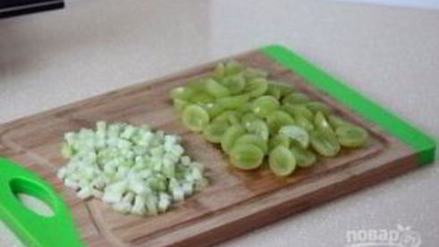 летний салат с куриной грудкой и виноградом