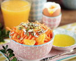 Морковный салат с апельсиновым соусом, фисташками и семенами