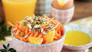 Морковный салат с апельсиновым соусом, фисташками и семенами