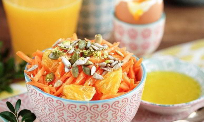 Рецепт морковного салата с апельсиновым соусом, фисташками и семенами